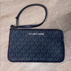 MICHEAL KORS WRIST WALLET